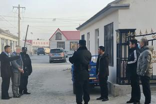 Thật tàn nhẫn? Kyrgyzstan: Hai người đánh giày nhuộm đỏ, 9 người thua